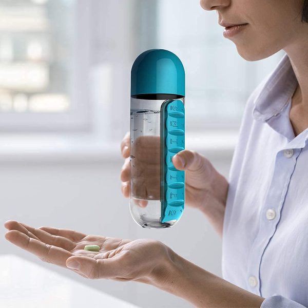 زجاجة مياه مزودة بمنظم لأقراص الدواء